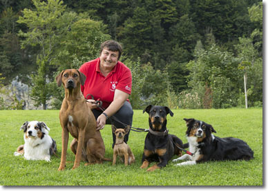 Mag. Susanne Patscheider mit einer Gruppe Hunde vor der Apotheke Losenstein